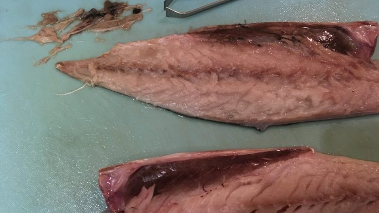 盐渍鲭鱼,只要拔一片的鱼刺即可，另一片抹薄盐干煎不用处理鱼刺