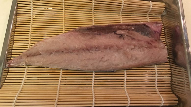 盐渍鲭鱼,拔好鱼刺的鱼肉两面抹上盐，摆在竹筛上出水