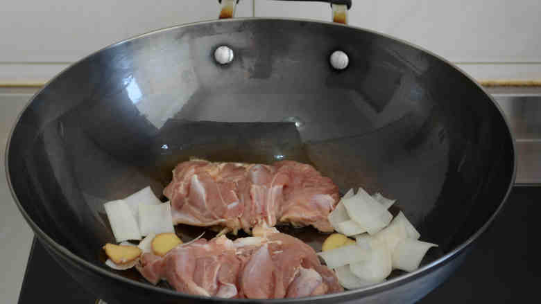 秘制鸡腿饭,锅子烧热，放油~
