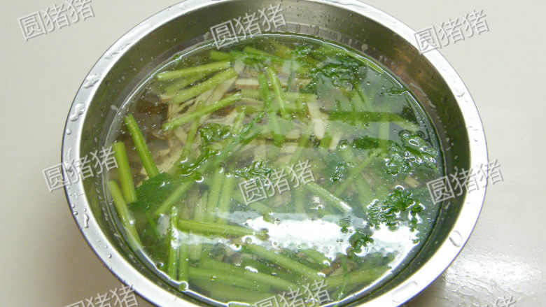 芹菜火腿拌香干,将焯烫好的芹菜段、香干丝浸入冰水中约五分钟，捞出沥干水分。