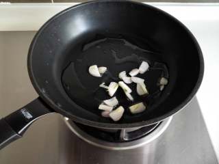 彩椒鸡丁,锅中放入植物油，油热七成放入红葱丝炒出香味