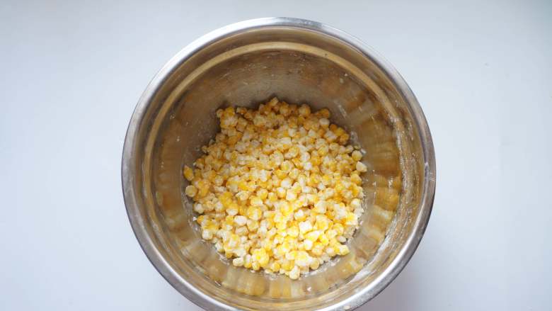 冰花玉米烙,搅拌均匀，使每粒玉米上都有粉