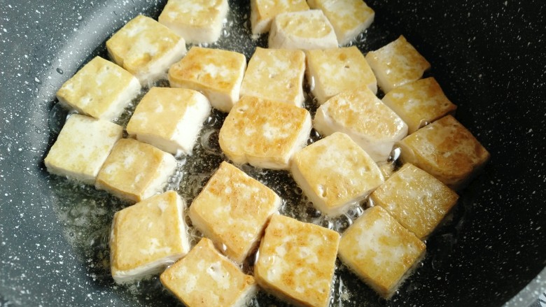 肉末烧豆腐,翻面，继续煎至金黄色。