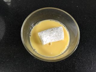 燕麦香蕉,放入蛋液里滚上一层蛋液。