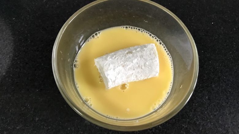 燕麦香蕉,放入蛋液里滚上一层蛋液。