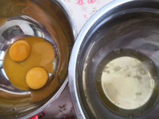 提拉米苏,蛋白与蛋黄分离，分别放在两个无水无油干净的盆里