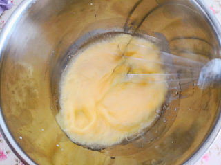 提拉米苏,蛋黄中加入牛奶和玉米油，搅拌均匀，
