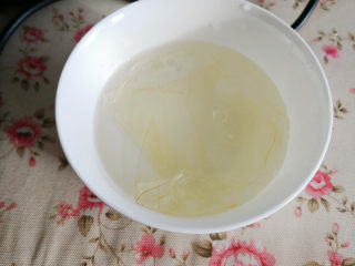 提拉米苏,吉利丁片泡在冷水里，泡软备用，