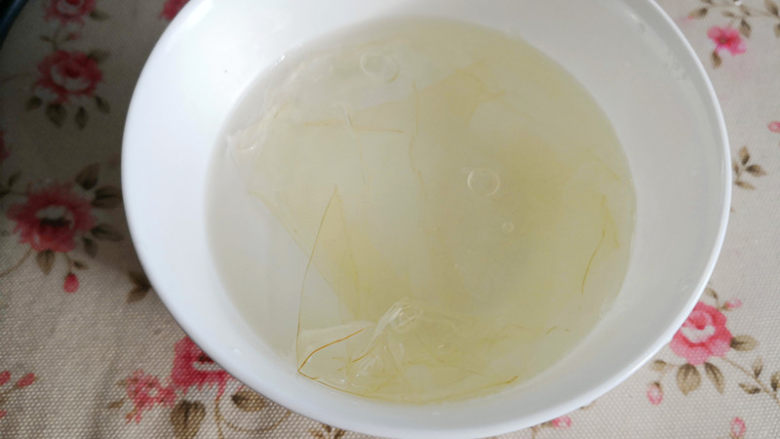 提拉米苏,吉利丁片泡在冷水里，泡软备用，