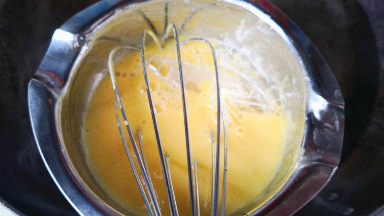提拉米苏,3个蛋黄加入糖，锅里水烧开，隔水搅拌蛋黄糊至发白，出现纹路，加入泡软的吉利丁片，继续搅拌，
