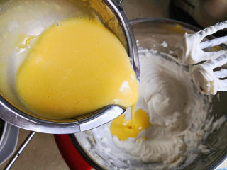 提拉米苏,把拌好的蛋黄糊倒入马斯卡彭里，搅拌均匀，

