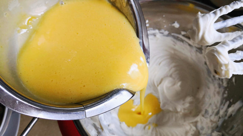 提拉米苏,把拌好的蛋黄糊倒入马斯卡彭里，搅拌均匀，


