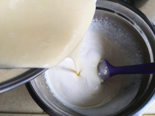 提拉米苏,再把拌好的马斯卡彭糊倒入淡奶油里，搅拌均匀
