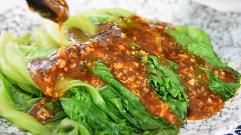 吃腻了大鱼大肉？那就来道清胃的蚝油生菜吧！,调汁淋上生菜，即可。