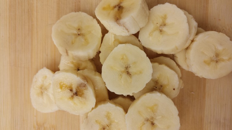 香蕉奥利奥炭烧酸奶吐司,把香蕉切成片。