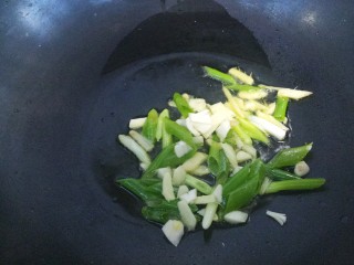 青椒炒肉,然后把葱姜蒜放进锅里爆香。