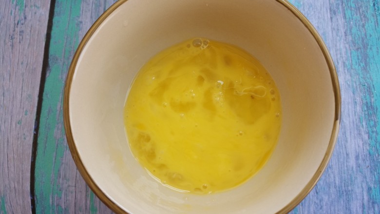 鸡蛋炒腊肠,把鸡蛋打入碗中，搅拌均匀。