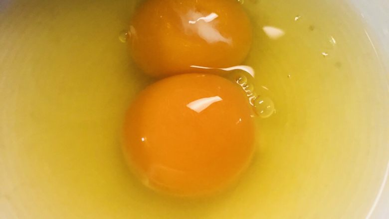 幼儿《生瓜虾仁炒鸡蛋》,冰箱中取出<a style='color:red;display:inline-block;' href='/shicai/ 9'>鸡蛋</a>，敲开。室温里放着，用的时候再搅匀。
