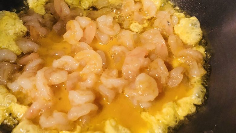 幼儿《生瓜虾仁炒鸡蛋》,点火，热油。中小火。虾仁鸡蛋倒入后1分钟翻身。