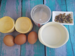 葡萄干蛋挞（无奶油）,先准备好需要的食材，蛋挞皮8个，鸡蛋3个，炼乳2勺，牛奶40ml。