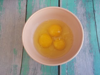 葡萄干蛋挞（无奶油）,然后把鸡蛋打入碗中。