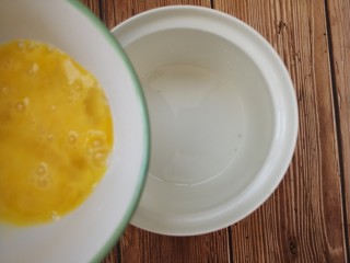 海苔鸡蛋卷,把搅拌好的鸡蛋液倒入到水淀粉中。