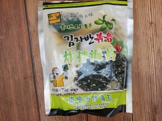 海苔鸡蛋卷,先准备些海苔，这是买的韩国炸拌海苔。