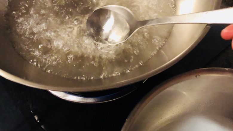凉拌芹菜毛豆米,烧水，水开时，舀两勺滚水融化调料