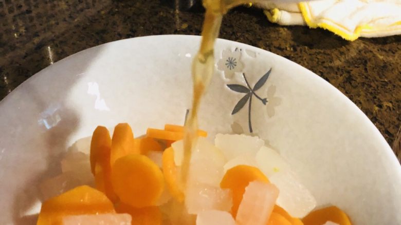 水拌冬瓜胡萝卜,将调料均匀淋入沥干水的菜里。不要拌匀。吃的时候从汤汁的部位开始吃，或者蘸着汤汁吃。