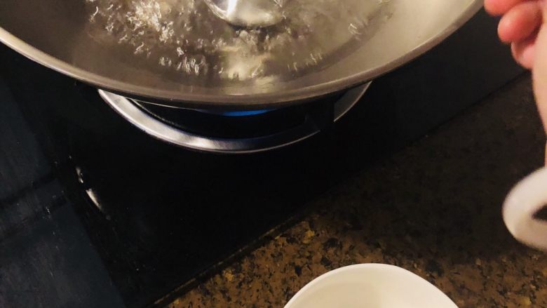 水拌冬瓜胡萝卜,切冬瓜时点火，烧水。水开后，舀三大勺滚水放调料碗里融化开调料。