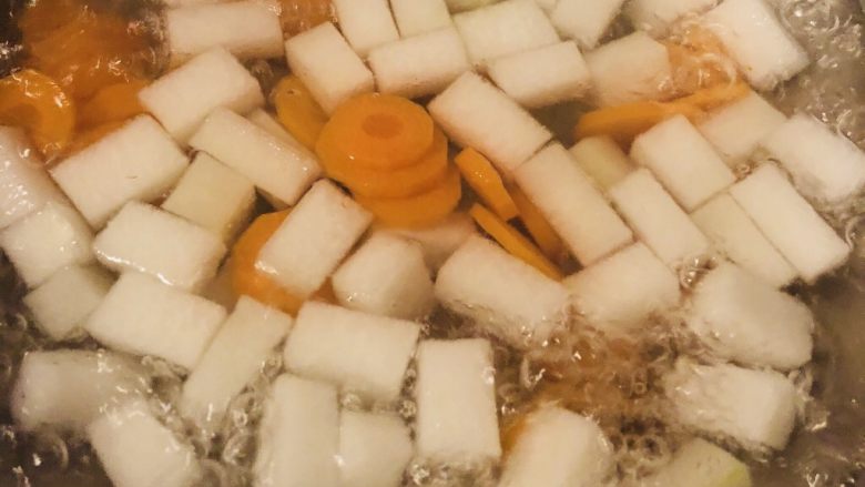 水拌冬瓜胡萝卜,冬瓜胡萝卜一起放入滚水里，大火焯水5分钟。不要盖锅盖。