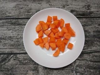 红萝卜土豆焖鸡块,红萝卜切块