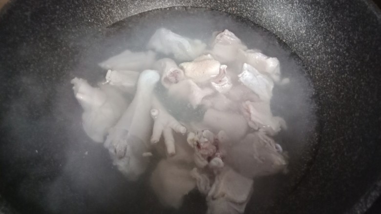 红萝卜土豆焖鸡块,锅里加入适量的水烧开，放入鸡块飞一下水。