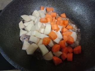 红萝卜土豆焖鸡块,焖到剩三分一的水后加入土豆块和红萝卜块，