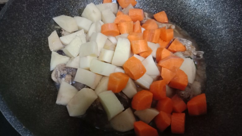 红萝卜土豆焖鸡块,焖到剩三分一的水后加入土豆块和红萝卜块，