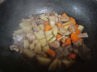 红萝卜土豆焖鸡块,翻炒均匀后盖上盖子。焖到收干汁。过程中也是需要开盖翻炒几次以免粘锅