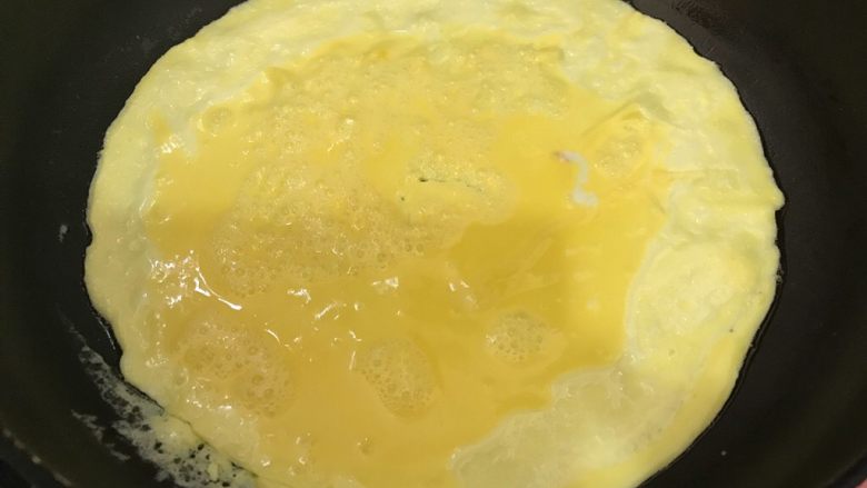 韭菜豆芽拌蛋皮,倒入鸡蛋液，摊成鸡蛋饼