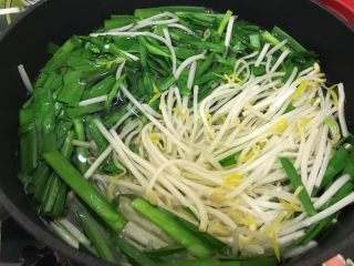 韭菜豆芽拌蛋皮,水开后下韭菜和绿豆芽