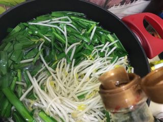 韭菜豆芽拌蛋皮,滴几滴食用油，煮两分钟