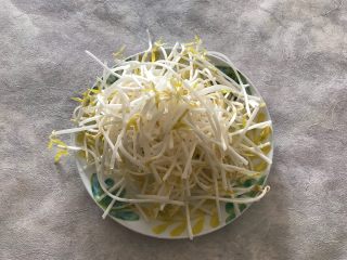 韭菜豆芽拌蛋皮,绿豆芽摘去根部，洗净备用