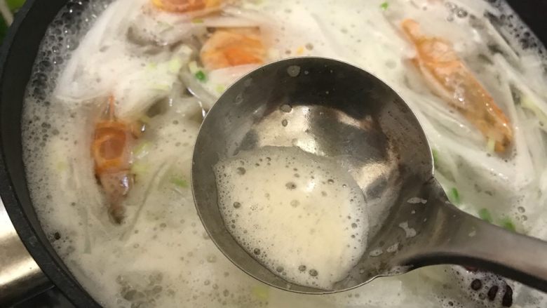 萝卜丝虾干鲜汤,撇去浮沫
