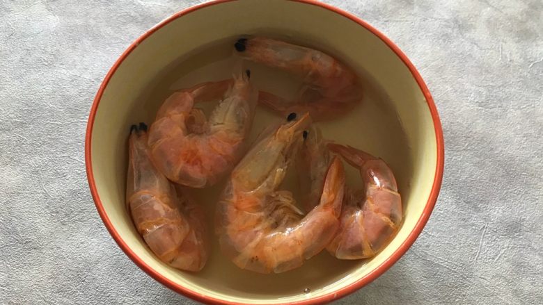 萝卜丝虾干鲜汤,然后用适量温水浸泡