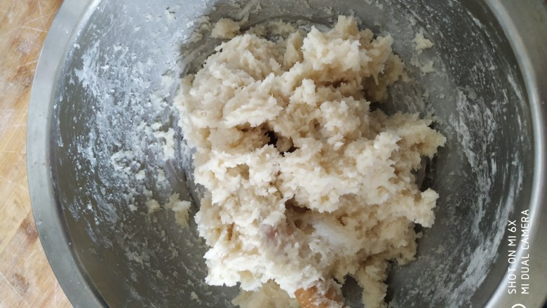 糖糕,把水烧开倒入盆中和面粉充分搅匀，烫成雪化状面团。