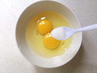 中式改良版馒头大阪烧,鸡蛋加小半勺盐打散