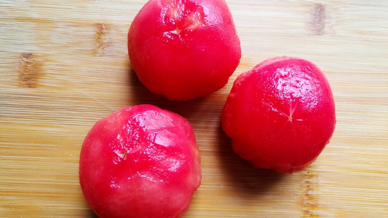 番茄烧茄子,捞出后撕去外皮。