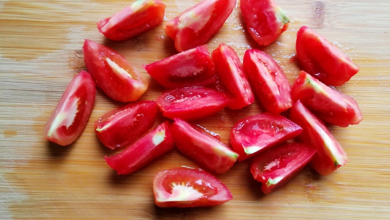 番茄烧茄子,用刀切成番茄块。