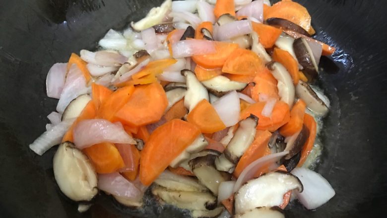 家常蚝油杂蔬鲜百合,下胡萝卜，翻炒30秒