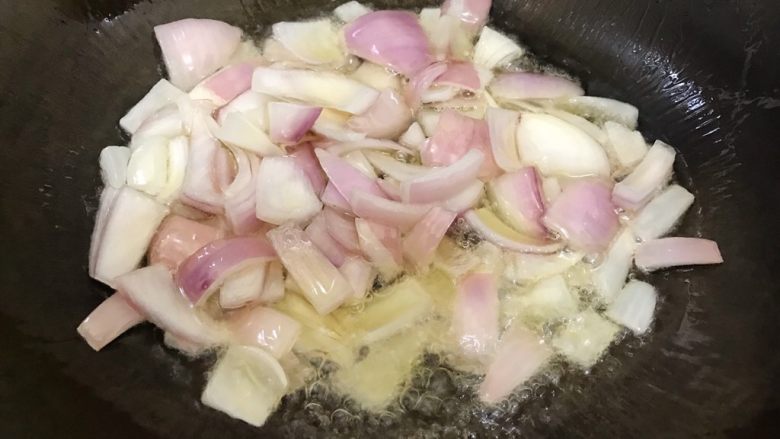 家常蚝油杂蔬鲜百合,待锅内油七分热时，下洋葱，翻炒至香味飘出