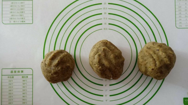 三种口味的带皮绿豆糕,倒入硅胶垫上，不烫手后，平均分成三份。