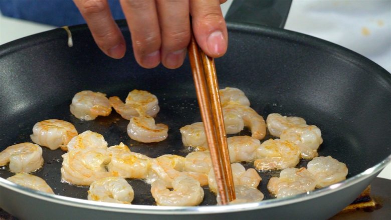 荔枝虾球,腌好的虾仁用厨房纸擦干，炒锅倒油烧热，放入虾仁煎至两面变色，盛出装碗